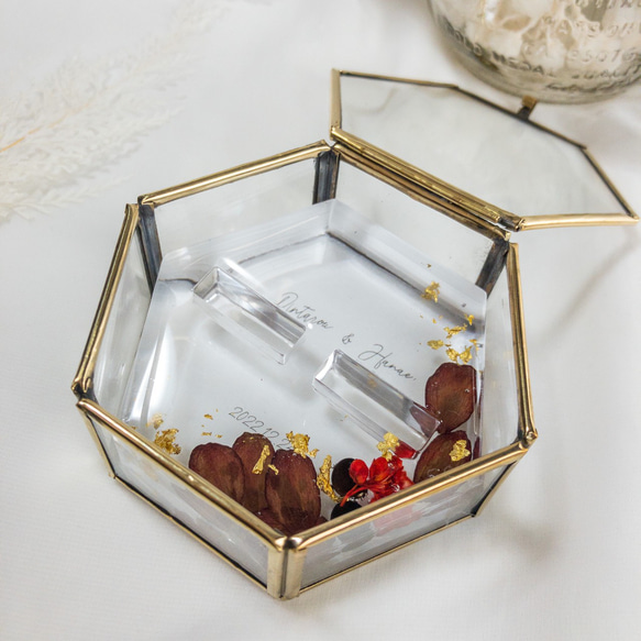 チョコレートコスモスと白山吹の実のレジンリングピロー ×アンティークガラスケース 3枚目の画像