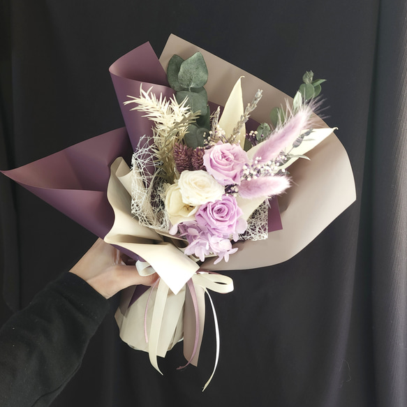 パープル系カラーのブーケ：ギフトにもおすすめ！ドライ・プリザーブドフラワーの立てたまま飾れる自立する花束 1枚目の画像