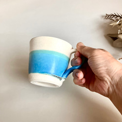 青と白い砂浜のマグカップ　かちりしたマグカップ　 {新作2023} 4枚目の画像