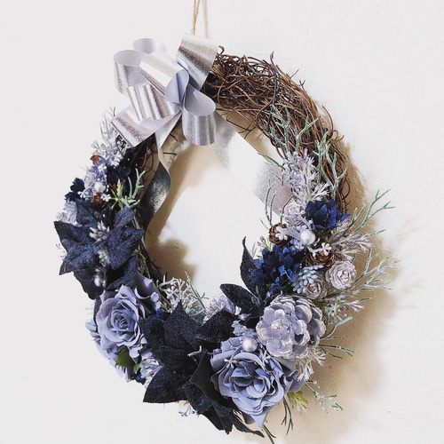 クールでカッコイイ！ブラックポインセチアのクリスマスリース ブルー