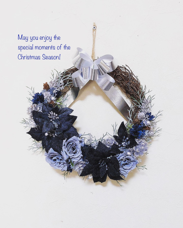 クールでカッコイイ！ブラックポインセチアのクリスマスリース ブルー