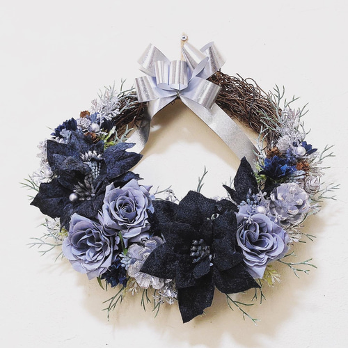 クールでカッコイイ！ブラックポインセチアのクリスマスリース ブルー