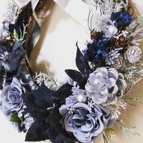 クールでカッコイイ！ブラックポインセチアのクリスマスリース ブルー