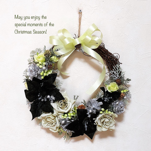 クールでカッコイイ！ブラックポインセチアのクリスマスリース  