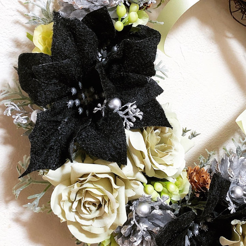 クールでカッコイイ！ブラックポインセチアのクリスマスリース  