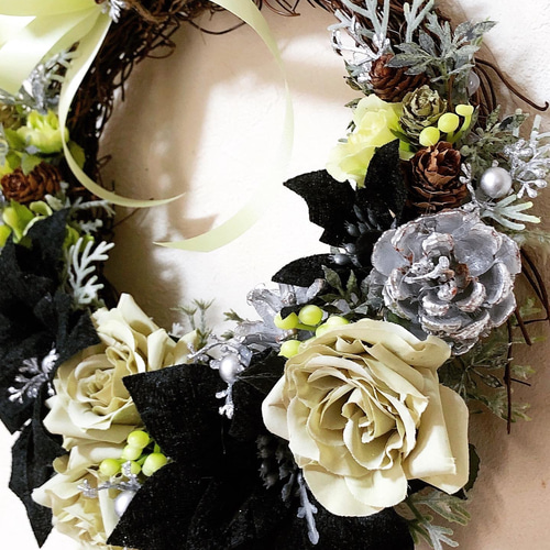 クールでカッコイイ！ブラックポインセチアのクリスマスリース  