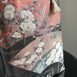 帯リメイクバッグ　黒地に浮かぶ扇面に花々　ミニトートバッグ　縦A4サイズ　和装バッグ　お正月　和装バッグ 8枚目の画像