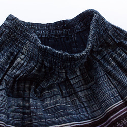 モン族刺繍スカート 8　ロングスカート 80cm丈 * 刺繍と藍染めろうけつ染め * 古布 * エスニック 9枚目の画像