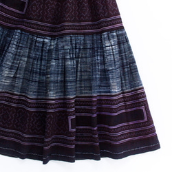 モン族刺繍スカート 8　ロングスカート 80cm丈 * 刺繍と藍染めろうけつ染め * 古布 * エスニック 3枚目の画像