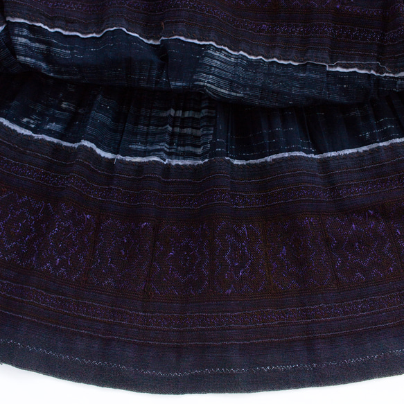 モン族刺繍スカート 8　ロングスカート 80cm丈 * 刺繍と藍染めろうけつ染め * 古布 * エスニック 10枚目の画像