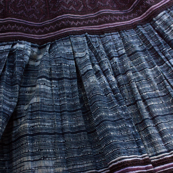 モン族刺繍スカート 8　ロングスカート 80cm丈 * 刺繍と藍染めろうけつ染め * 古布 * エスニック 5枚目の画像