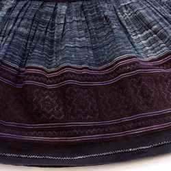 モン族刺繍スカート 8　ロングスカート 80cm丈 * 刺繍と藍染めろうけつ染め * 古布 * エスニック 6枚目の画像