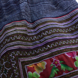 モン族刺繍スカート 3 ポケット付き　ロングスカート 86cm丈 * 刺繍と藍染めろうけつ染め * 古布 * エスニック 7枚目の画像