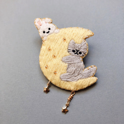 月とうさぎと猫の刺繍ブローチ 2枚目の画像