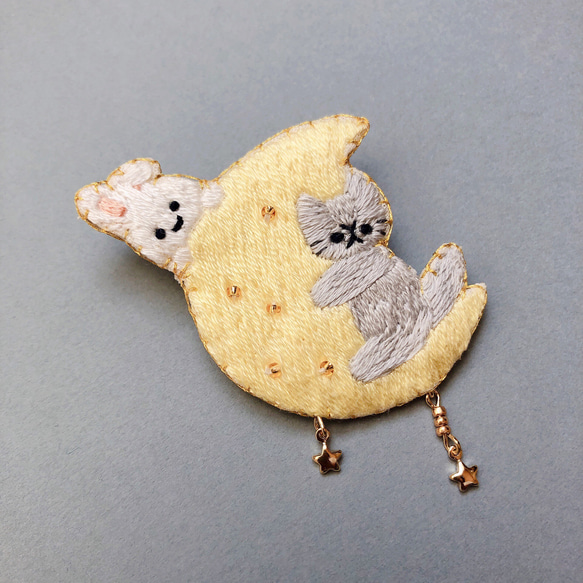 月とうさぎと猫の刺繍ブローチ 5枚目の画像