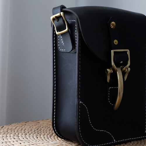 水筒の落ち着き先 】男女ともに使える 本革ショルダーバッグ 手染め