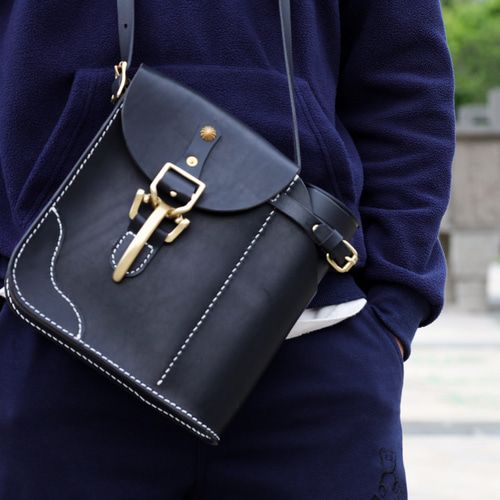 水筒の落ち着き先 】男女ともに使える 本革ショルダーバッグ 手染め