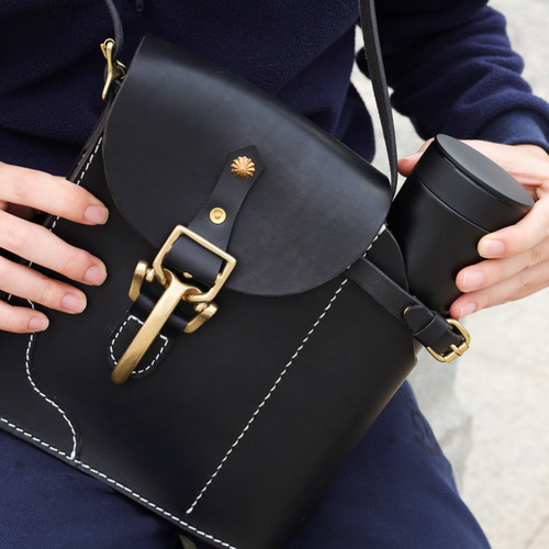 水筒の落ち着き先 】男女ともに使える 本革ショルダーバッグ 手染め