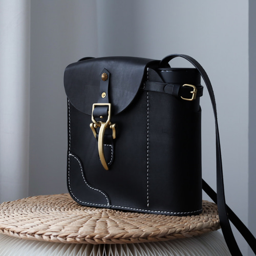 ビンテージ　革製　水筒　ショルダーバック 水筒の落ち着き先 】男女ともに使える 本革ショルダーバッグ 手染め