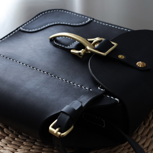 水筒の落ち着き先 】男女ともに使える 本革ショルダーバッグ 手染め