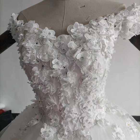 豪華！ウエディングドレス ソフトチュール ロングトレーン プリンセスライン オフショルダー 編み上げ 花嫁 4枚目の画像