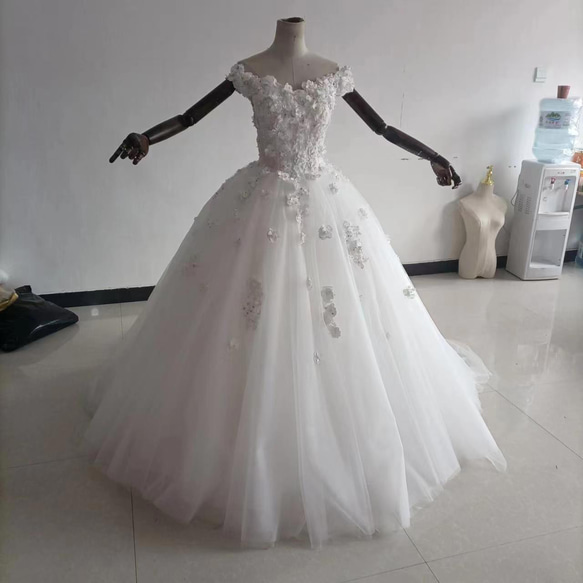 豪華！ウエディングドレス ソフトチュール ロングトレーン プリンセスライン オフショルダー 編み上げ 花嫁 1枚目の画像