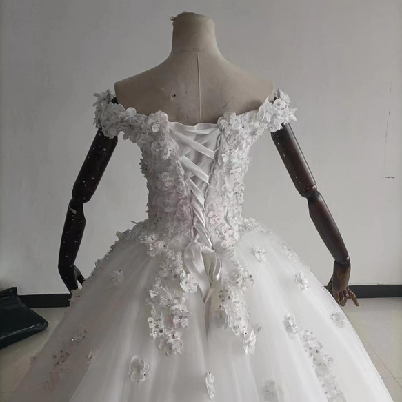 豪華！ウエディングドレス ソフトチュール ロングトレーン プリンセスライン オフショルダー 編み上げ 花嫁 8枚目の画像
