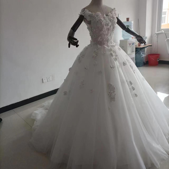 豪華！ウエディングドレス ソフトチュール ロングトレーン プリンセスライン オフショルダー 編み上げ 花嫁 6枚目の画像