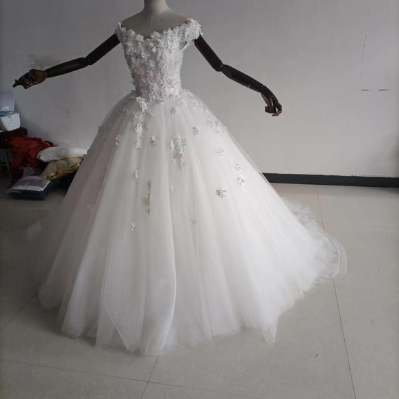 豪華！ウエディングドレス ソフトチュール ロングトレーン プリンセスライン オフショルダー 編み上げ 花嫁 3枚目の画像