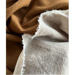 RATA ❤️ 2 種顏色可選 ❤️ 100% 優質羊毛 ❤️ 超大大披肩 ❤️ 蓬鬆輕盈的粗糙材質 ❤️ 黑色和棕色 第8張的照片