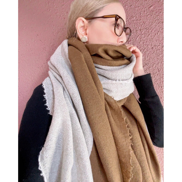 RATA ❤️ 2 種顏色可選 ❤️ 100% 優質羊毛 ❤️ 超大大披肩 ❤️ 蓬鬆輕盈的粗糙材質 ❤️ 黑色和棕色 第2張的照片