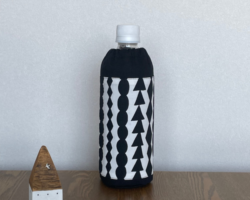 ペットボトルカバー　北欧風花柄　ブラック　ハンドメイド ペットボトルカバー 北欧風花柄 ブラック ハンドメイドの通販 by