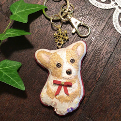 コーギー　犬　動物　キーホルダー　ビーズ　ハンドメイド　リボン　手刺繍　刺繍　プレゼント　ギフト　木苺 1枚目の画像