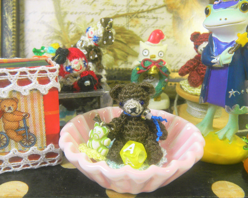 ミニチュアあみぐるみテディベアさん 2．7㎝(立ち姿） 2．0