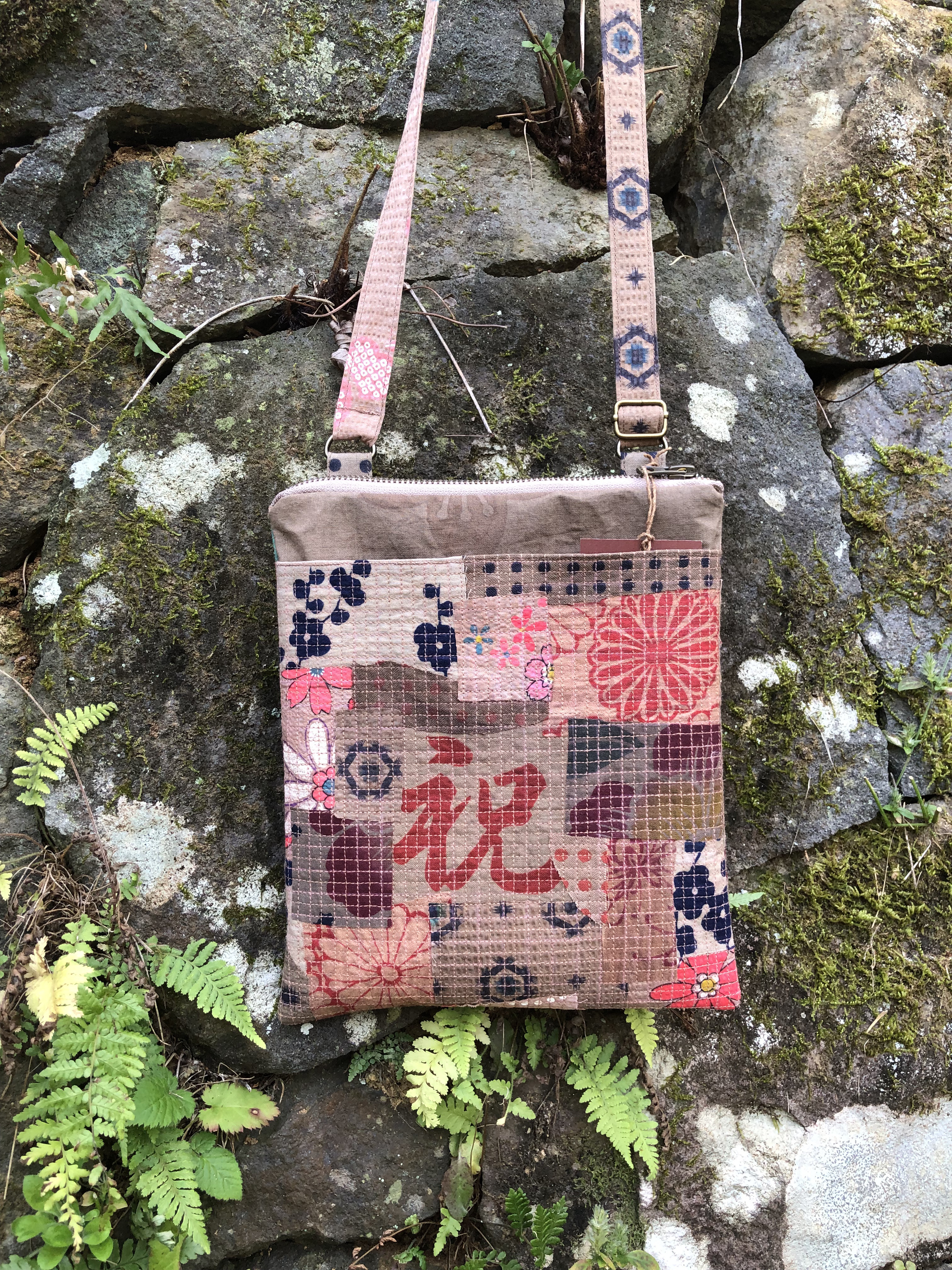 【893、890.891】柿渋染めバッグに掛けられる小ぶりなポーチ　だるま手拭い