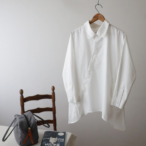 ラスト1 最終SALE 斜めボタン ヘム変形ライン シャツ上質コットン