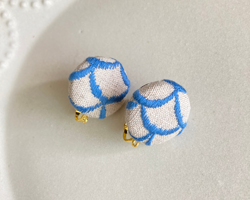 ミナペルホネン⚮̈ handmadeピアスorイヤリング**light net ビーズボールのピアス〜 ホワイト ハンドメイド ビーズ