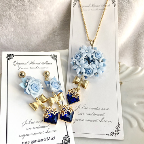 1235】ガラスチャームとパールのフックピアス