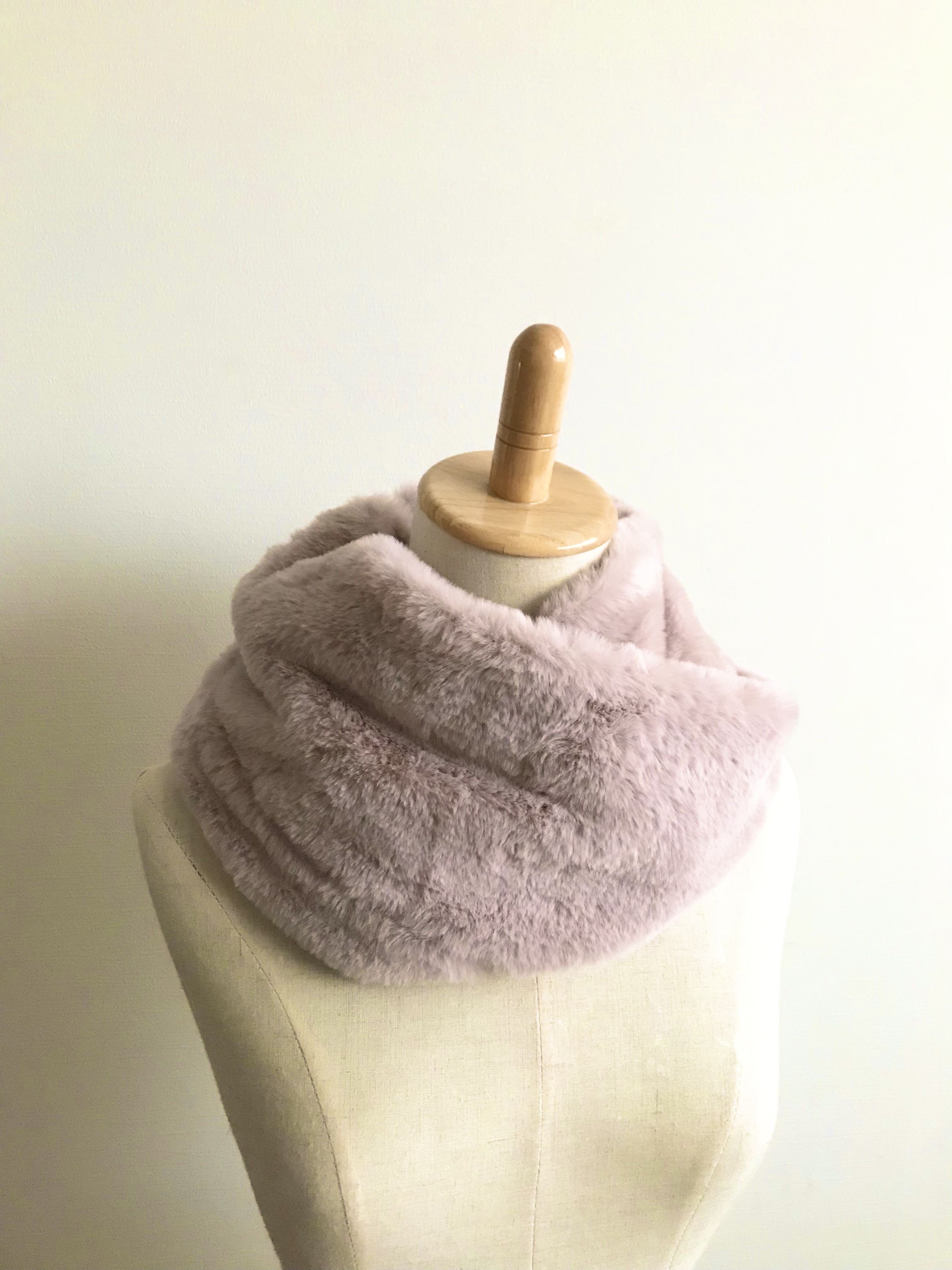 ボリュームたっぷり＊とろけるラビットボアのスヌード＊グレイッシュピンク＊ねじりあり