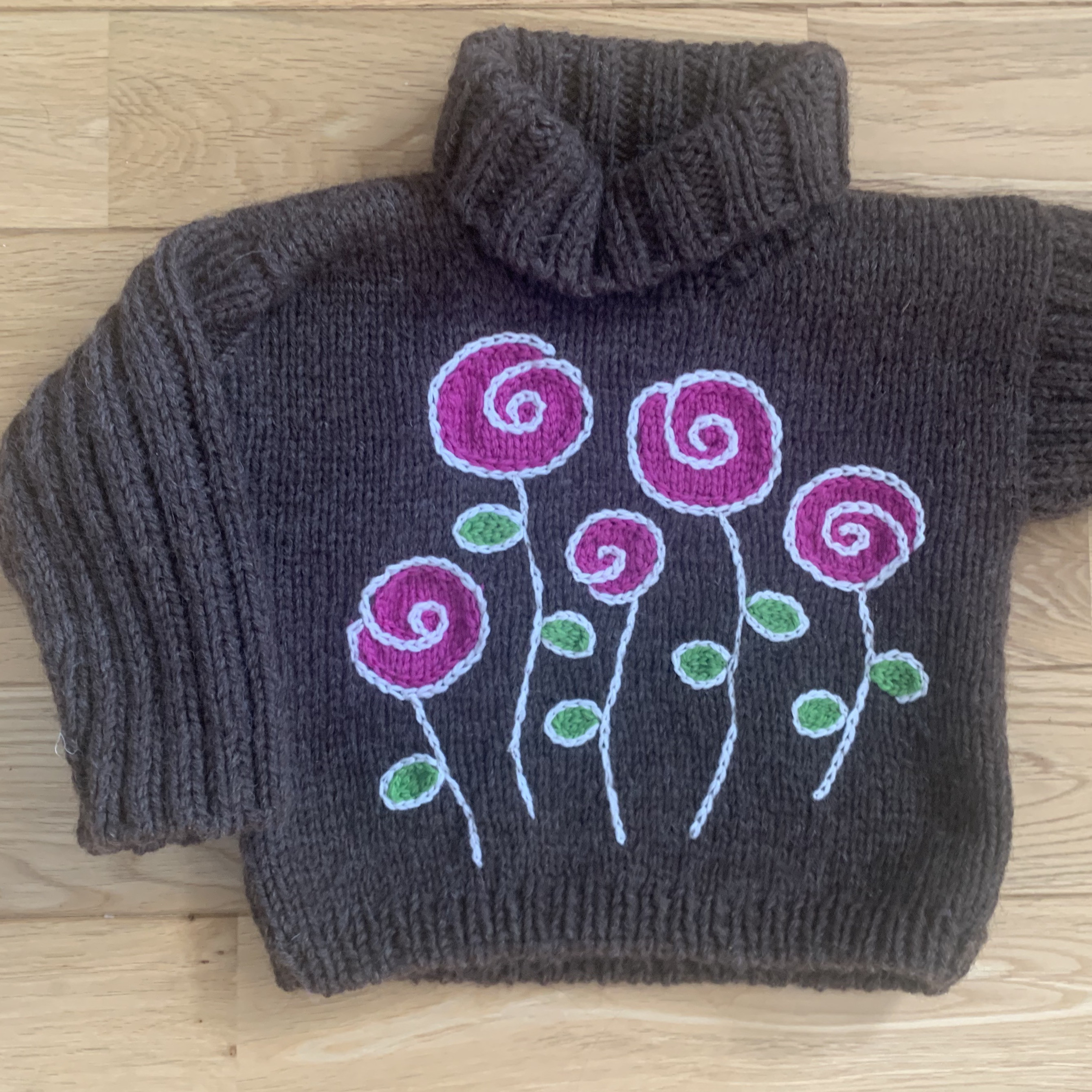 バラの花・厚手タートルセーター　１〜２才ご覧いただきありがとうございます。  knit-kakoは「元気で楽しいカラフル