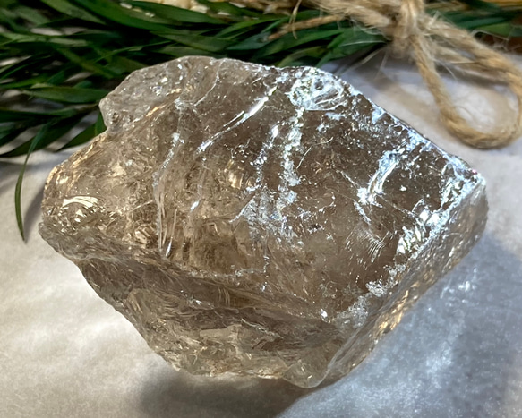 レインボー✨　かち割り水晶　スモーキー　クォーツ 原石　ラフストーン 4枚目の画像