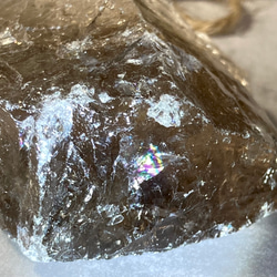 レインボー✨　かち割り水晶　スモーキー　クォーツ 原石　ラフストーン 3枚目の画像