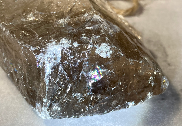 レインボー✨　かち割り水晶　スモーキー　クォーツ 原石　ラフストーン 3枚目の画像