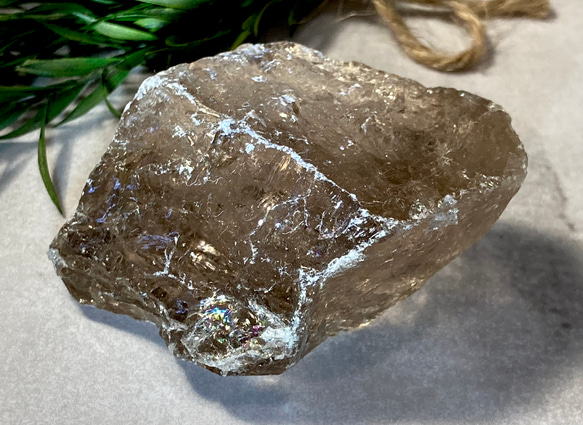 レインボー✨　かち割り水晶　スモーキー　クォーツ 原石　ラフストーン 2枚目の画像