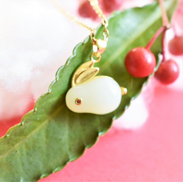 SALE【残り41】　雪うさぎ　ジェイド(翡翠）　サージカルステンレスネックレス50cm 1枚目の画像