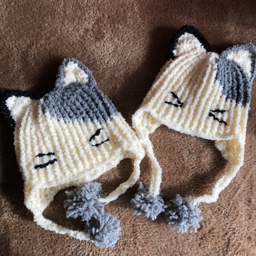 送料無料】モノクロ三毛猫 耳当て付きニットキャップ キッズ帽子 46cm  