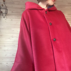 a.myu 月子様専用上質woolのポンチョ　赤とチャコールネイビー 2枚目の画像