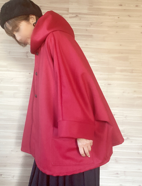 a.myu 月子様専用上質woolのポンチョ　赤とチャコールネイビー 3枚目の画像