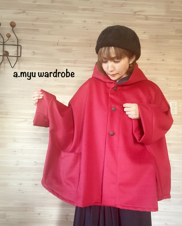 a.myu 月子様専用上質woolのポンチョ　赤とチャコールネイビー 1枚目の画像
