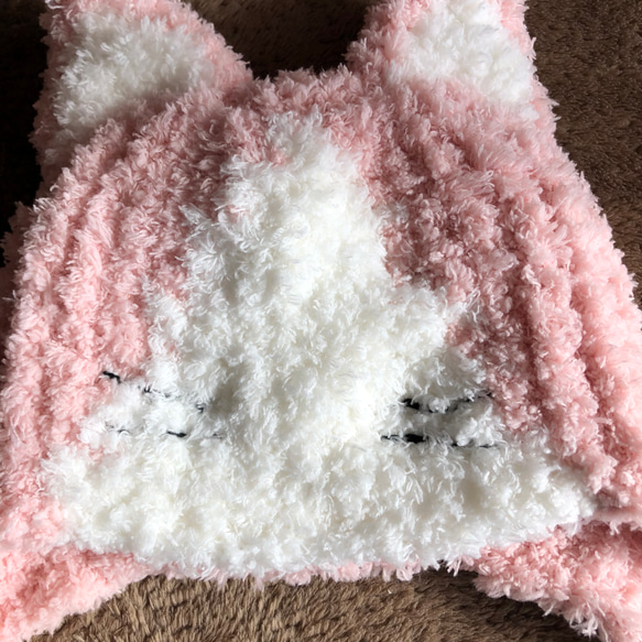 【送料無料】ピンクハチワレ帽子　キッズ耳当て付きニットキャップ　46cm〜54cm　♡保護猫支援♡ 3枚目の画像